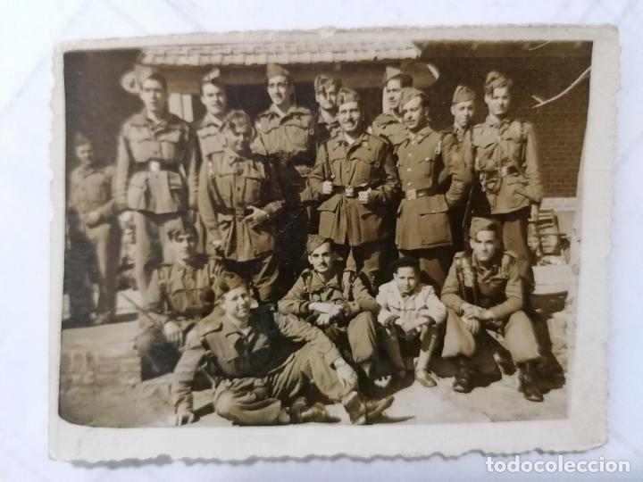 Militaria: FOTOGRAFIA GRUPO MILITARES POSANDO, MEDIDAS 7,5 X 5,5 CM, A&Ntilde;O 1951, FOTOGRAFO VALDIVIA