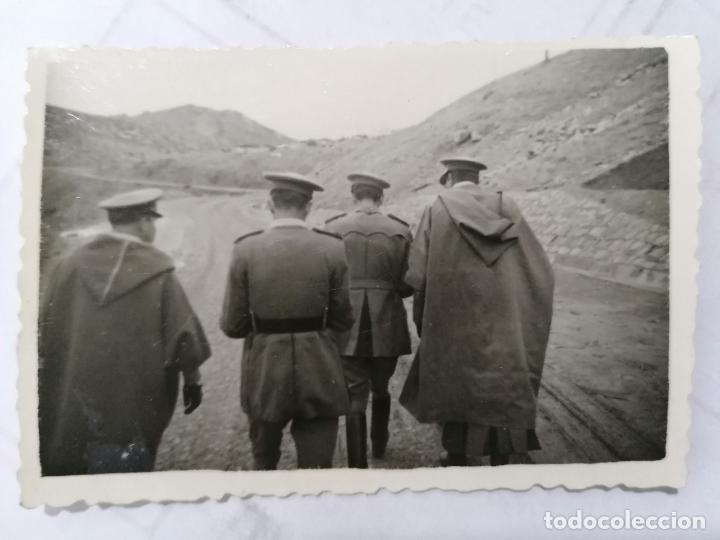 Militaria: FOTOGRAFIA OFICIALES RECONOCIENDO EL TERRENO, MEDIDAS 8,5 X 6 CM