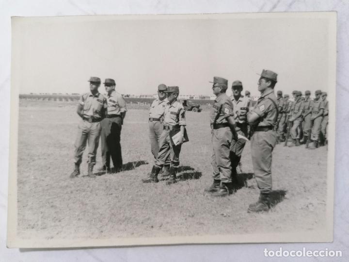 Militaria: FOTOGRAFIA GRUPO DE OFICIALES, SOLDADOS EN POSICION DE DESCANSO, MEDIDAS 10,5 X 7,5 CM