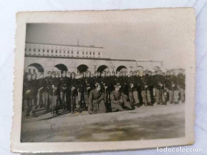 Militaria: FOTOGRAFIA GRUPO DE MILITARES FORMADOS, MEDIDAS 7,5 X 6 CM
