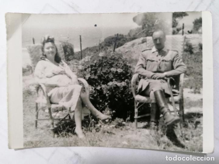 Militaria: FOTOGRAFIA, MILITAR Y SE&Ntilde;ORA DESCANSANDO, A&Ntilde;O 1946, MEDIDAS 9 X 6 CM