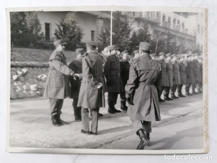 Militaria: FOTOGRAFIA, OFICIAL SALUDANDO GRUPO DE MILITARES, MEDIDAS 10,5 X 7,5 CM