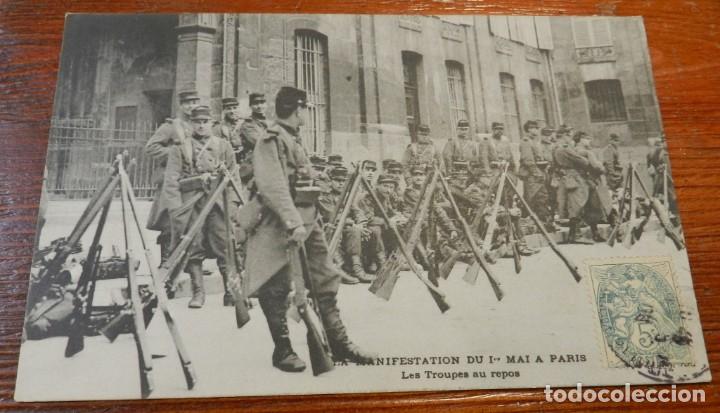 Militaria: POSTAL DE LA MANIFESTATION DU 1 MAI, PARIS, LES TROUPES AU REPOS, CIRCULADA.