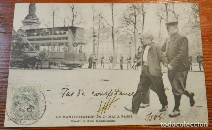 Militaria: POSTAL DE LA MANIFESTATION DU 1 MAI, PARIS, CONDUCTE D&acute;UN MANIFESTANT, CIRCULADA.