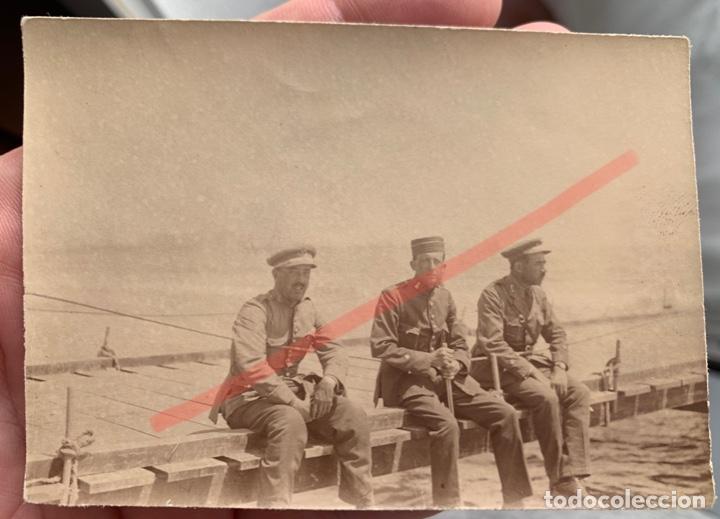 Militaria: Fotograf&iacute;a militar Oficiales construcci&oacute;n pantalan