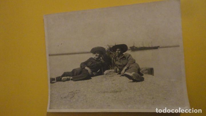 Militaria: ANTIGUA FOTOGRAFIA.CHICOS.MILITARES? TENDIDOS EN LA ARENA.FOTO MONIS.HUELVA 1947