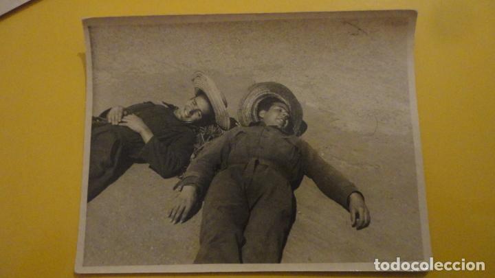 Militaria: ANTIGUA FOTOGRAFIA.CHICOS.MILITARES? TENDIDOS EN LA ARENA.FOTO MONIS.HUELVA 1947