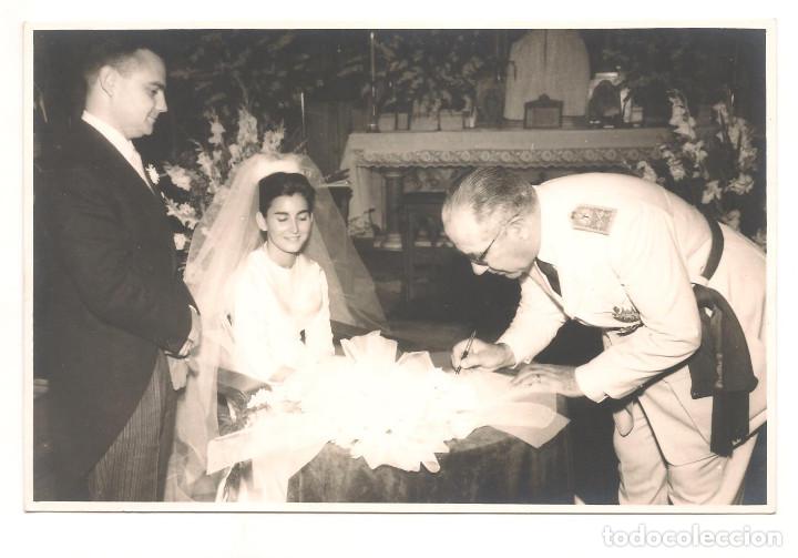 Militaria: GENERAL DE DIVISI&Oacute;N DEL EJ&Eacute;RCITO ESPA&Ntilde;OL FIRMANDO DOCUMENTOS DE UNA BODA