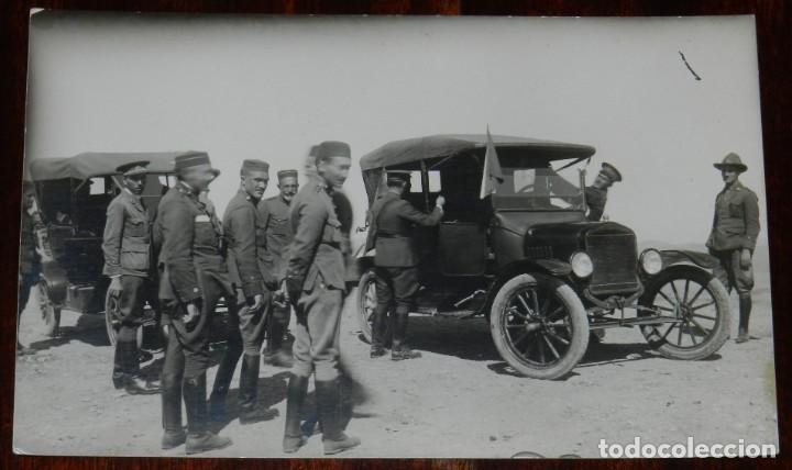 Militaria: FOTO POSTAL DE GRUPO DE OFICIALES EN AUTOMOVIL, CAMPA&Ntilde;A DEL RIF, NO CIRCULADA.