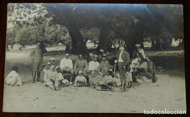 Militaria: FOTOGRAFIA DE FIESTA DE ESGRIMA EN CAMPAMENTO, OFICIALES Y MOROS, CAMPA&Ntilde;A DEL RIF, NO CIRCULADA.