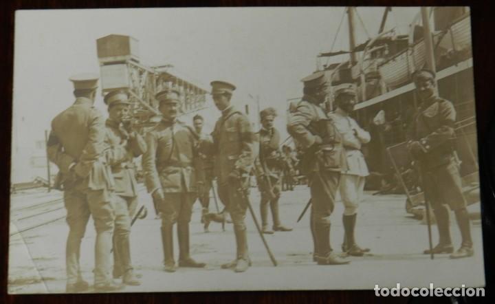 Militaria: FOTO POSTAL DE OFICIALES DE CABALLERIA EN PUERTO ANTES DE EMBARCAR, NO CIRCULADA. EPOCA ALFONSO XIII