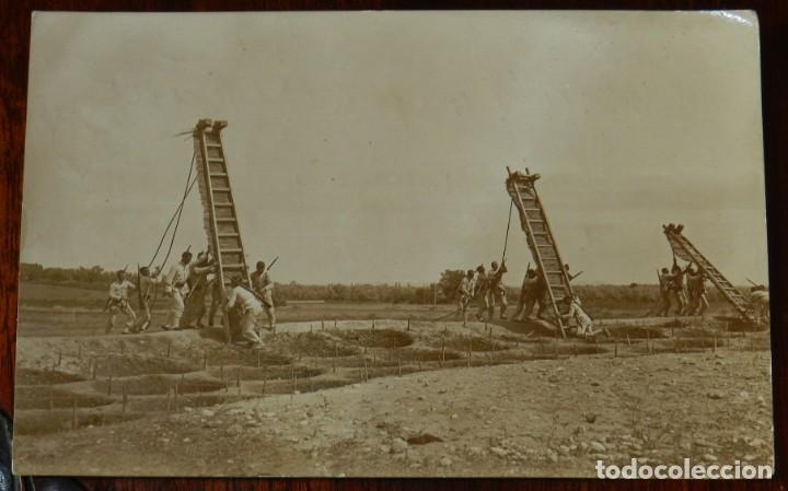 Militaria: FOTO POSTAL DE SALTOS POR ESCALERA DE LOS PASOS DE LOBO, NO CIRCULADA.