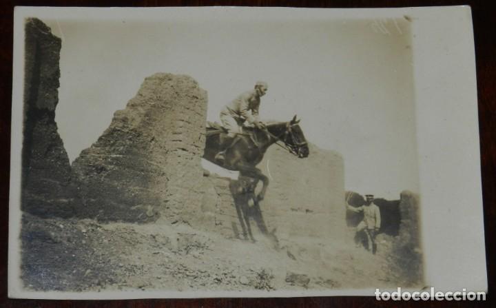 Military Antiques: FOTO POSTAL DE SOLDADO DE CABALLERIA SALTANDO POR LAS RUINAS DE UNA ANTIGUA FORTIFICACION, NO CIRCUL
