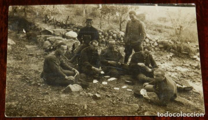 Military Antiques: FOTO POSTAL DE MILITARES JUGANDO A LAS CARTAS, NO CIRCULADA, ESCRITA.