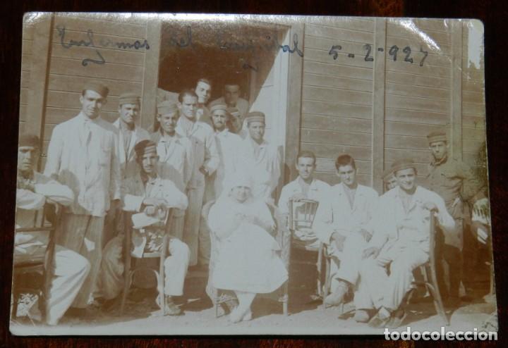 Militaria: Fotografia de enfermera con los enfermos del Hospital de Cala Bonita en Marruecos, Guerra del Rif, a