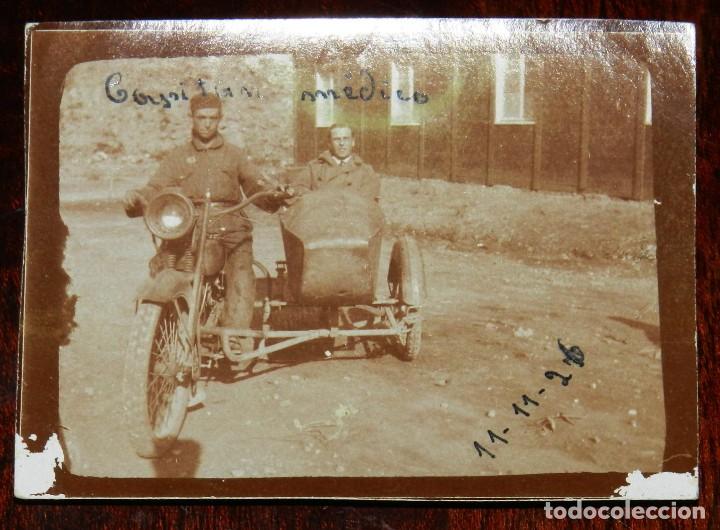 Militaria: Fotografia de capitan medico en moto con sidecar, en el Hospital de Cala Bonita en Marruecos, Guerra