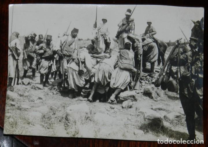 Military Antiques: FOTOGRAFIA DE LA POLICIA INDIGENA DESPUES DE LA TOMA DE CUESTA COLORADA, MARRUECOS, INTENTANDO BEBER