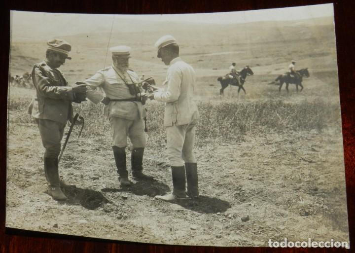 Militaria: FOTOGRAFIA DE GUERRA DEL RIF, COMANDANTE BURGUETE Y GENERAL MARINA EXAMINANDO UN EXPLOSIVO, FOTO MAN