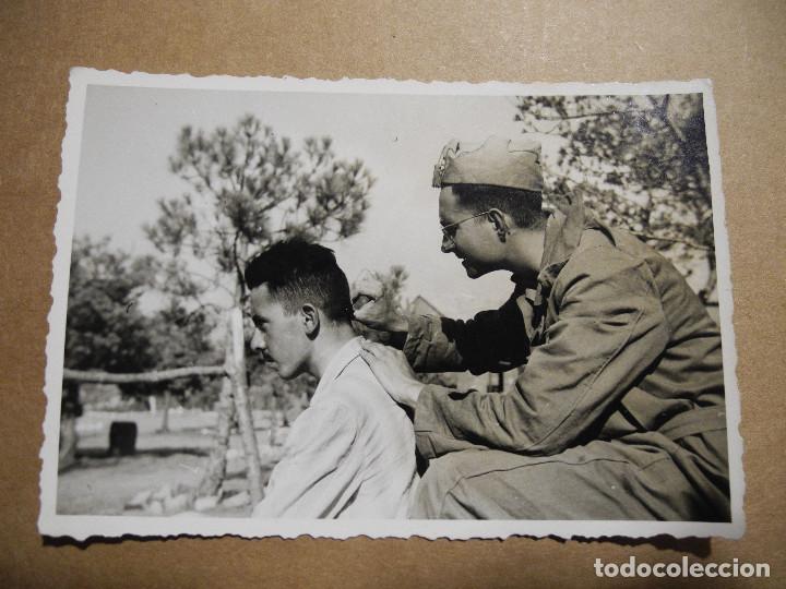Militaria: Militar espa&ntilde;ol cortando el pelo a un compa&ntilde;ero. A&ntilde;os 50. 10 cm x 7 cm