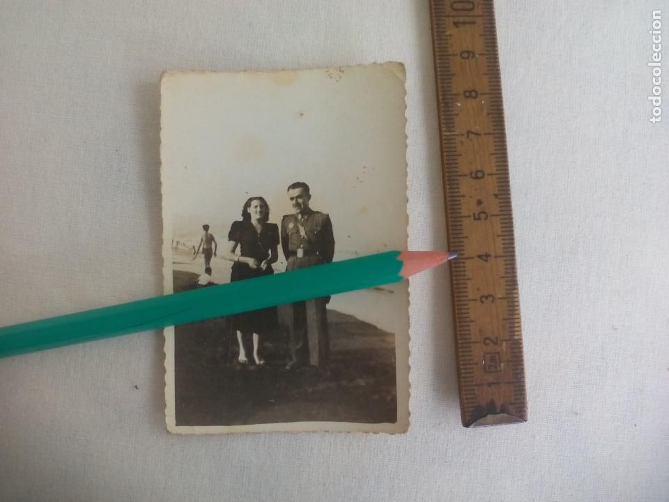 Militaria: ANTIGUA FOTOGRAF&Iacute;A, GUARDIA CIVIL. CON UNA SE&Ntilde;ORITA EN LA PLAYA A&Ntilde;OS 40