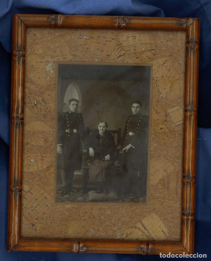 Militaria: Fotograf&iacute;a de militares espa&ntilde;oles, enmarcada