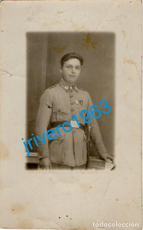 Militaria: POSTAL FOTOGRAFICA, SOLDADO DE REGULARES CONDECORADO