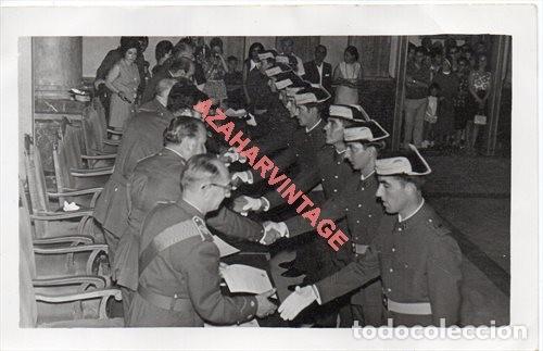 Militaria: ANTIGUA FOTOGRAFIA, ENTREGA DE DESPACHOS ACADEMIA GUARDIA CIVIL, 140X90MM