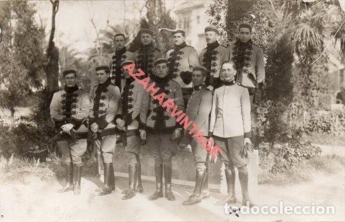 Militaria: ANTIGUA FOTOGRAFIA DE SOLDADOS CON PELLIZAS Y GORROS PANADEROS, 90X140MM