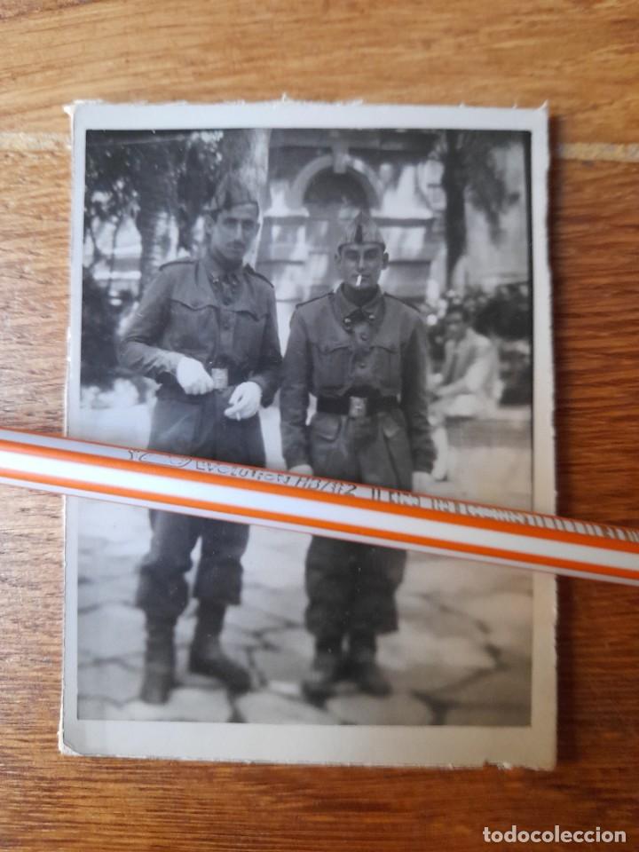 Militaria: Fotograf&iacute;a dos soldados con uniforme del reglamento de 1943 y guantes blancos gala