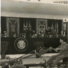 Militaria: FRANCO EN LA FERIA INTERNACIONAL DEL CAMPO PRESENCIANDO DESFILE DE MAQUINARIA AGRICOLA .16/06/1965 .. Lote 252177315