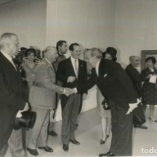 Militaria: FRANCO SALUDA A SOBRINO DE MARCELIANO SANTA MARIA , EN EXPOSICION NACIONAL DE BELLAS ARTES 31/5/1966