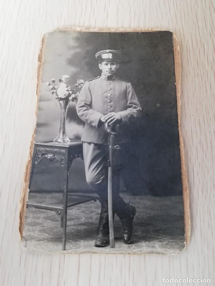 Militaria: FOTOGRAFIA ANTIGUA MILITAR, PARECEN LOS EMBLEMAS DE FARMACIA MILITAR, CON SABLE Y ESPUELAS DE CABALL
