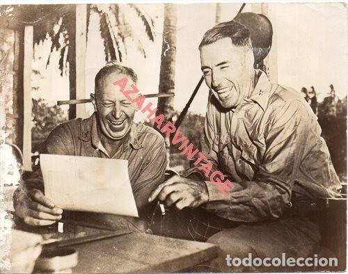 Militaria: ANTIGUA FOTOGRAFIA, OFICIALES ESTADOUNIDENSES EN LA ISLA DE GUADALCANAL, 150X118MM