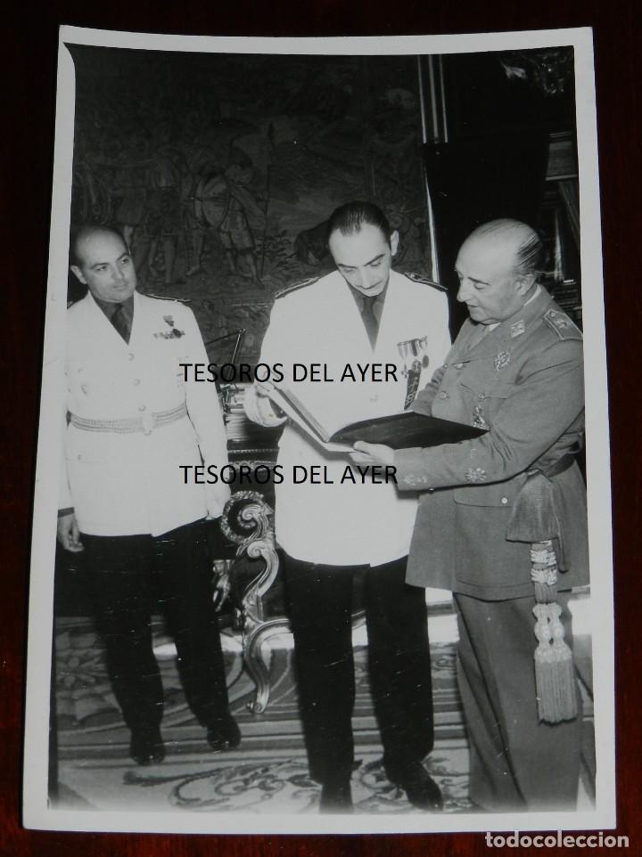 Militaria: FOTOGRAFIA DE JERARCA JEFE PROVINCIAL DE FALANGE, JURANDO SU CARGO ANTE FRANCO Y EL MINISTRO SOLIS S