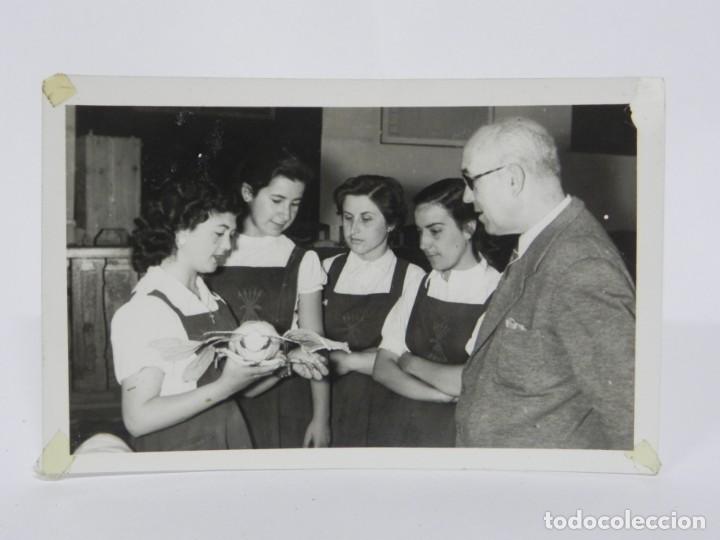 Militaria: FOTOGRAFIA DE MUJERES DE FALANGE, SECCION FEMENINA, A&Ntilde;O 1955, TAMA&Ntilde;O POSTAL.