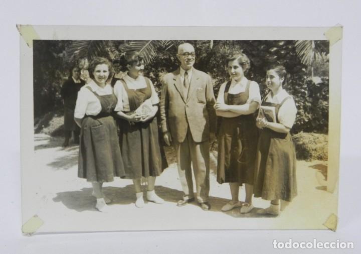 Militaria: FOTOGRAFIA DE MUJERES DE FALANGE, SECCION FEMENINA, A&Ntilde;O 1955, TAMA&Ntilde;O POSTAL.