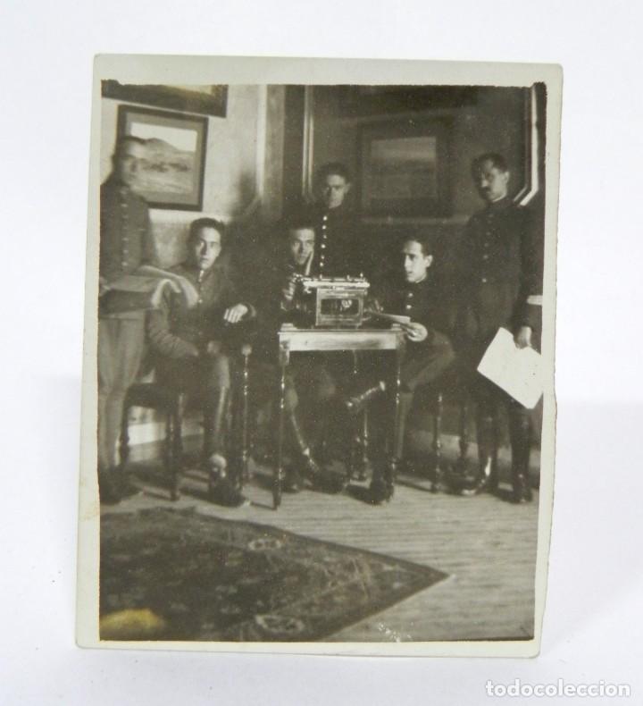 Militaria: FOTOGRAFIA DE SOLDADOS EN DESPACHO CON MAQUINA DE ESCRIBIR, MIDE 8,5 X 7 CMS.