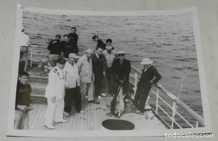 Militaria: FOTOGRAFIA DEL GENERALISIMO FRANCO EN UN DIA DE PESCA DE ATUNES, POSANDO CON SU TRIPULACION EN EL YA