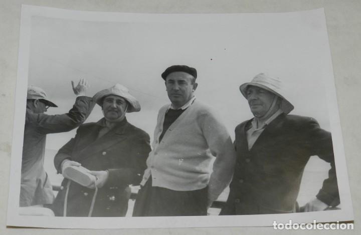 Militaria: FOTOGRAFIA DEL GENERALISIMO FRANCO EN UN DIA DE PESCA DE ATUNES, POSANDO CON SU TRIPULACION EN EL YA