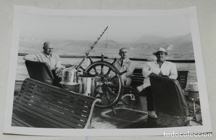 Militaria: FOTOGRAFIA DEL GENERALISIMO FRANCO EN UN DIA DE PESCA DE ATUNES, POSANDO CON SU TRIPULACION EN EL YA