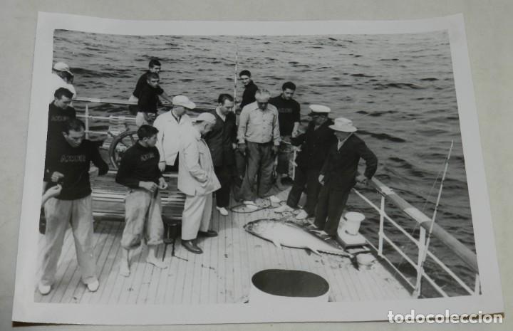 Militaria: FOTOGRAFIA DEL GENERALISIMO FRANCO EN UN DIA DE PESCA DE ATUNES, POSANDO CON SU TRIPULACION EN EL YA