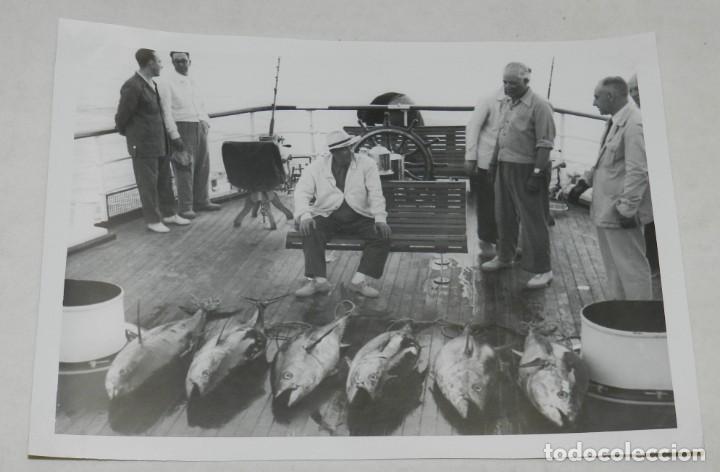 Militaria: FOTOGRAFIA DEL GENERALISIMO FRANCO EN UN DIA DE PESCA DE ATUNES, POSANDO CON SU TRIPULACION EN EL YA