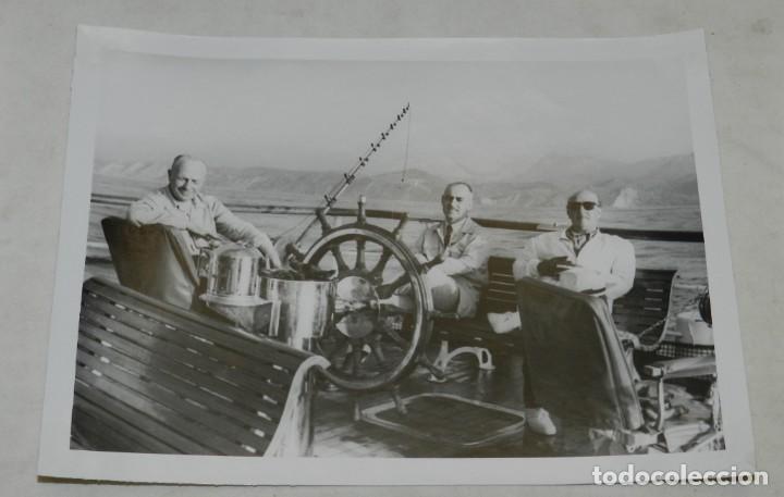 Militaria: FOTOGRAFIA DEL GENERALISIMO FRANCO EN UN DIA DE PESCA DE ATUNES, POSANDO CON SU TRIPULACION EN EL YA