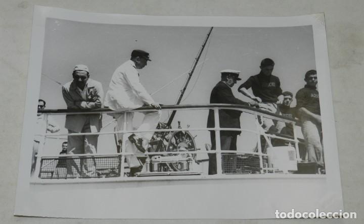 Militaria: FOTOGRAFIA DEL GENERALISIMO FRANCO EN UN DIA DE PESCA DE ATUNES, POSANDO CON SU TRIPULACION EN EL YA