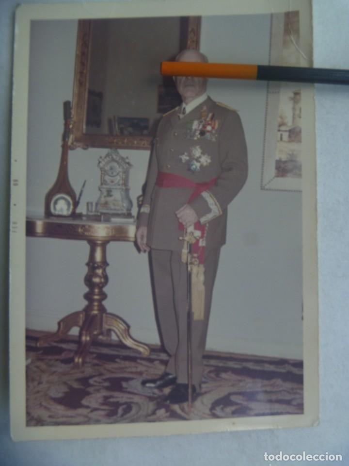 Militaria: FOTO DE GENERAL MUY CONDECORADO, VIEJA GUARDIA DE FALANGE, CON ESPADA, ETC