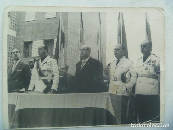Militaria: FOTO DE ACTO MILITAR : UTRERA MOLINA , OFICIAL AVIACION, JERARCA FALANGE , ETC