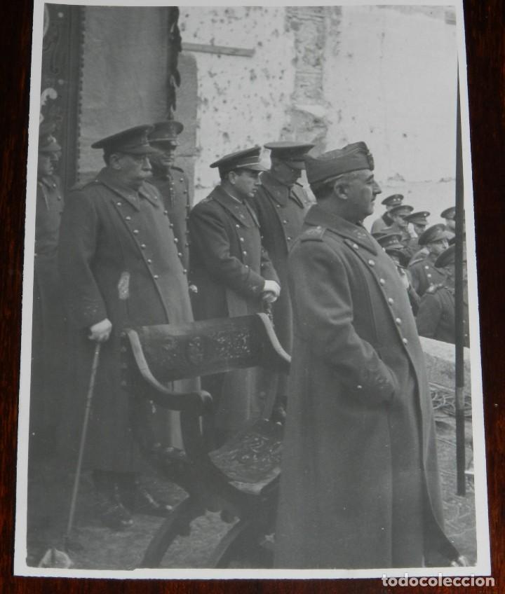 Militaria: FOTOGRAFIA DEL S.E. EL JEFE DEL ESTADO GENERAL FRANCO JUNTO AL GENERAL SALIQUET, EN LA ENTREGA DE LO