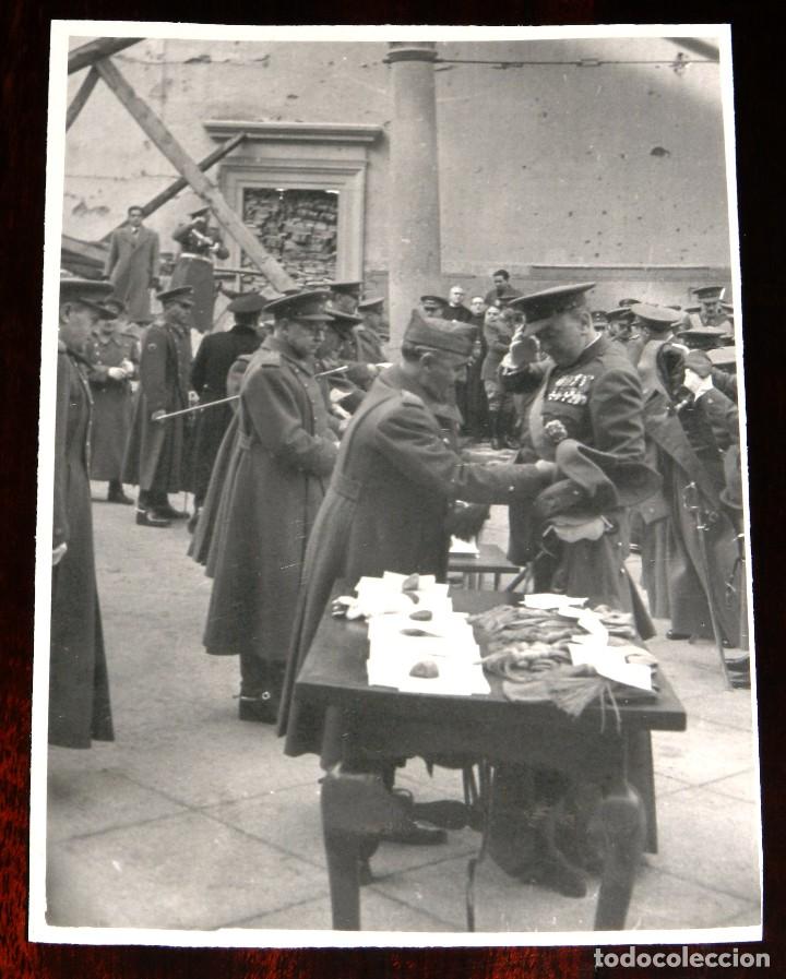 Militaria: FOTOGRAFIA DEL S.E. EL JEFE DEL ESTADO GENERAL FRANCO EN LA ENTREGA DE FAJINES EN EL ALCAZAR DE TOLE