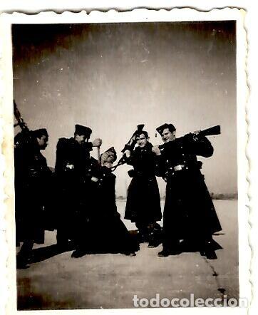 Militaria: Reclutas jugando a militares - Peque&ntilde;a fotograf&iacute;a 59x42 mm.
