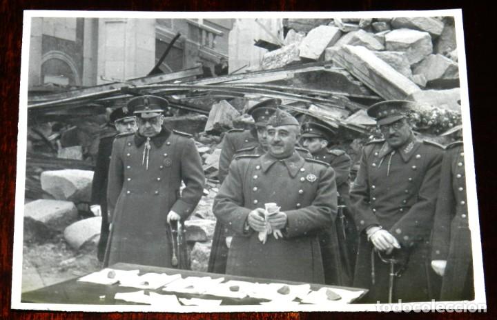 Militaria: FOTOGRAFIA DEL S.E. EL JEFE DEL ESTADO GENERAL FRANCO ACOMPA&Ntilde;ADO DEL GENERAL MOSCARDO Y OTROS OFICIA